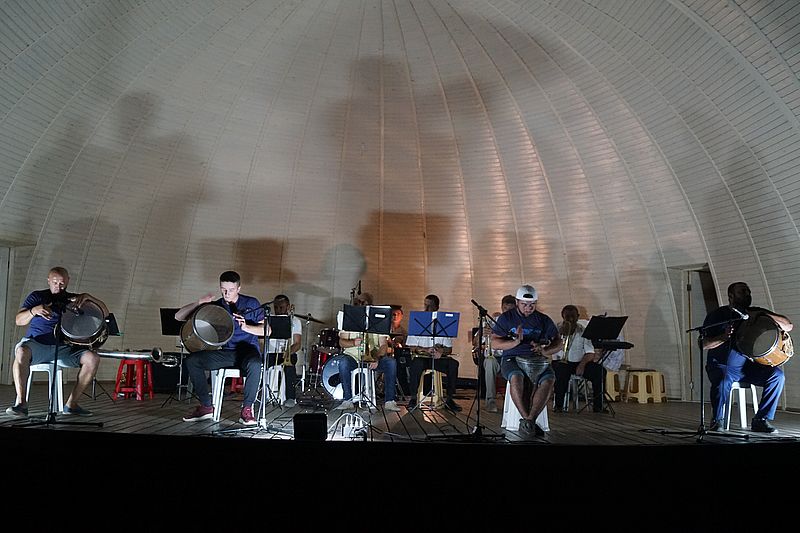 В парке на Арабатке дали бесплатный концерт для курортников и местных
